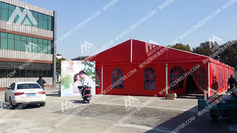 篷房婚礼：一块空地即可搭建