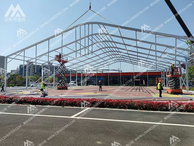 专业团队打造高品质篷房篮球馆，高效施工保障完美落地