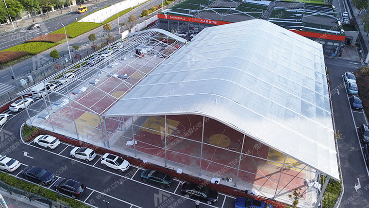 篷房篮球馆搭建-安装第一座篷房顶布.jpg