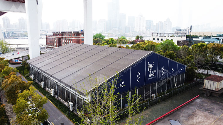 释放城市空间潜力：高架桥下的专业级蓬房篮球馆解决方案